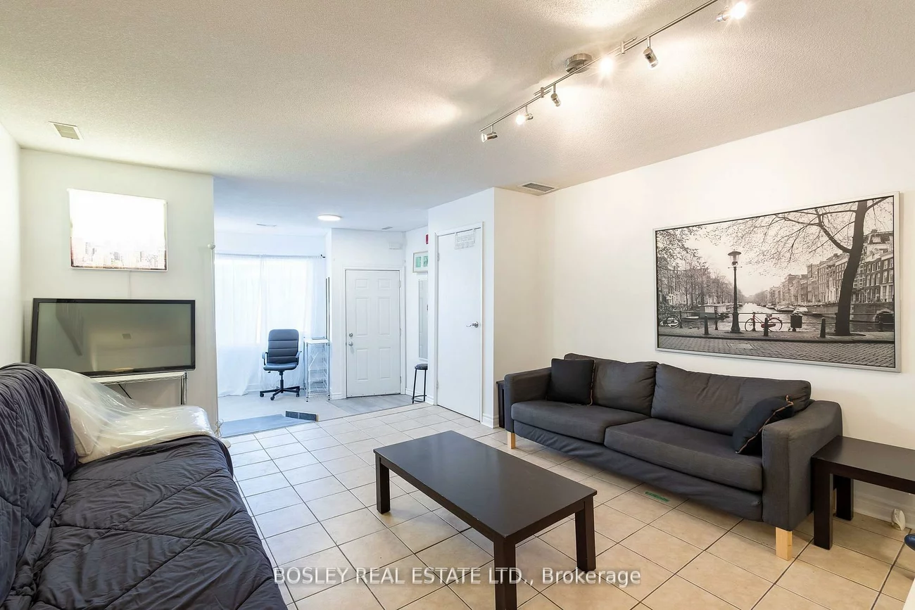 2963, Dundas, Junction Area, Toronto