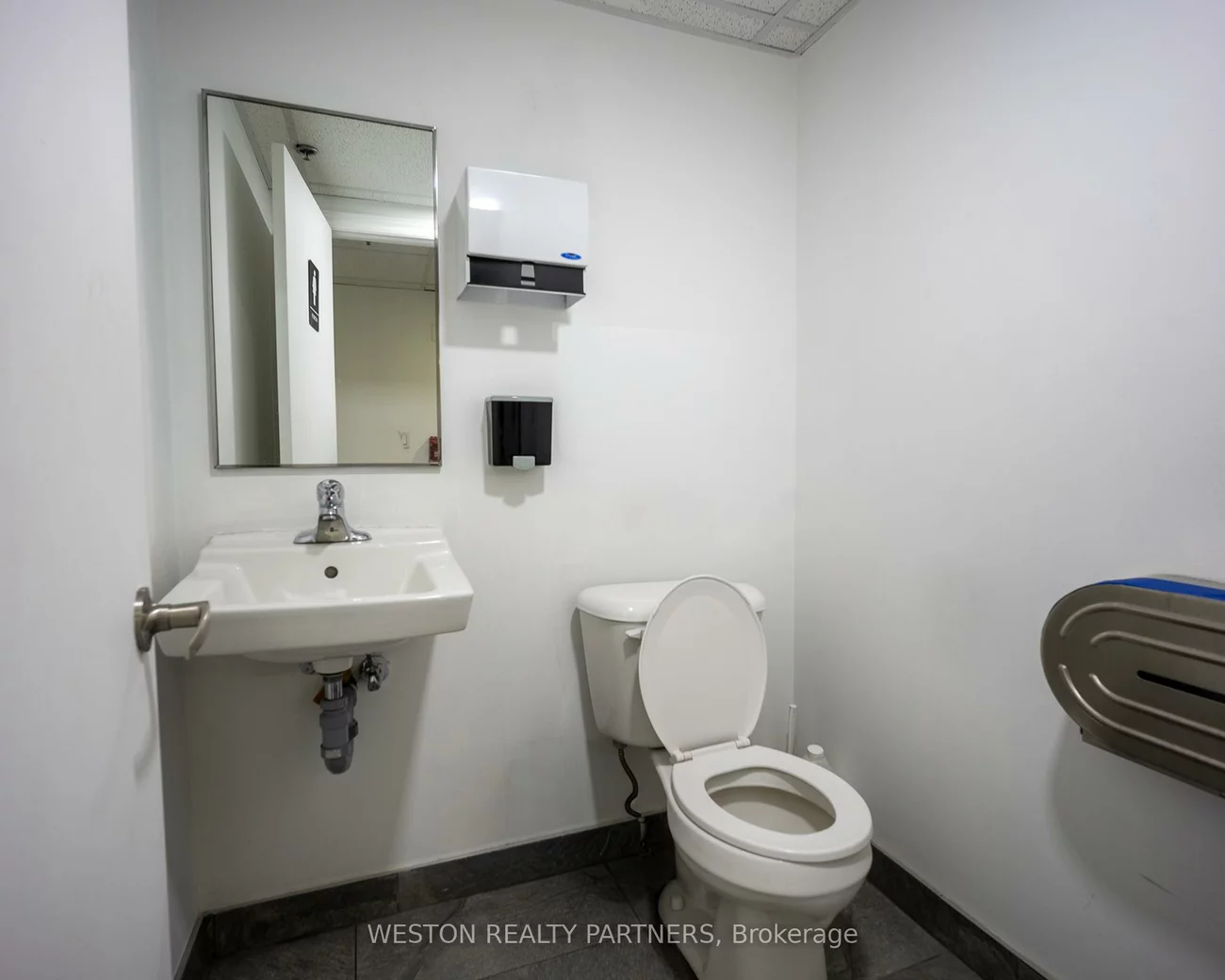 240, Bartor, Downsview-Roding-CFB, Toronto