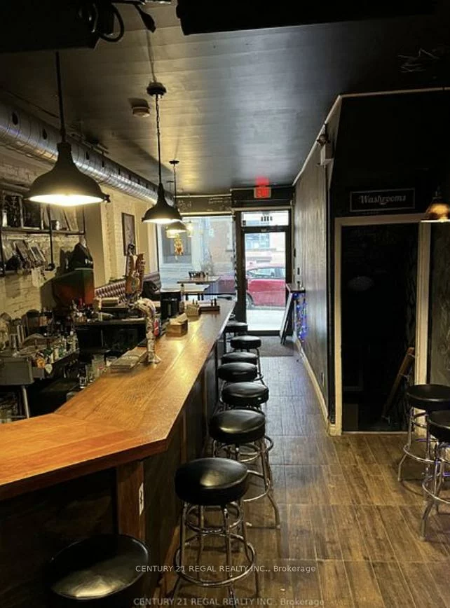 1704, Queen, Roncesvalles, Toronto