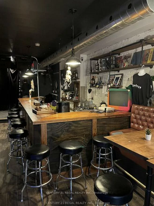 1704, Queen, Roncesvalles, Toronto