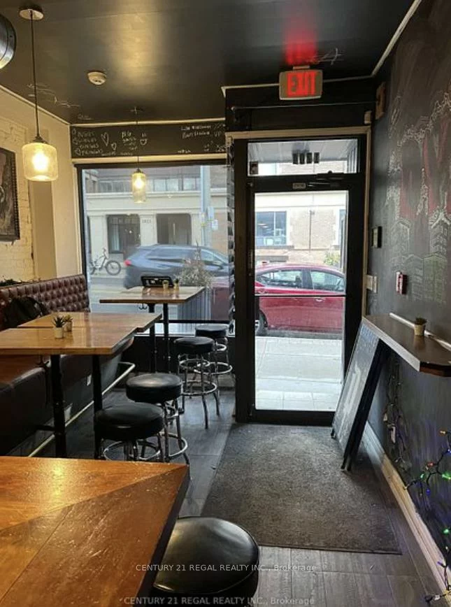 1704, Queen, Roncesvalles, Toronto