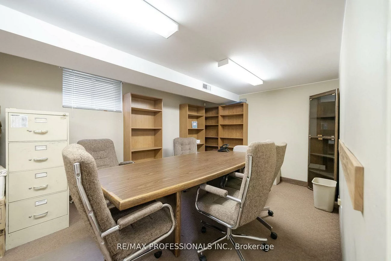 586, Browns, Alderwood, Toronto