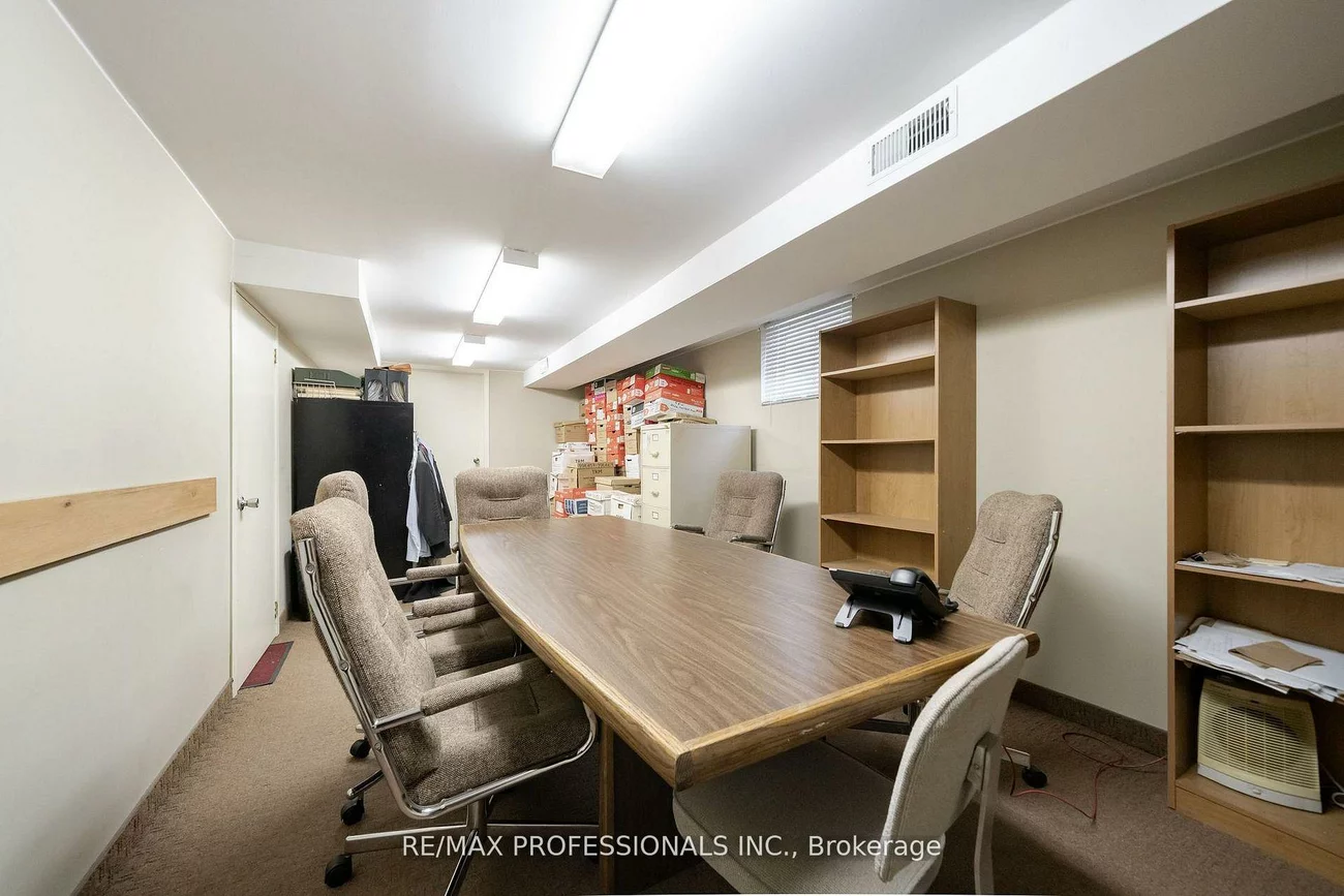 586, Browns, Alderwood, Toronto