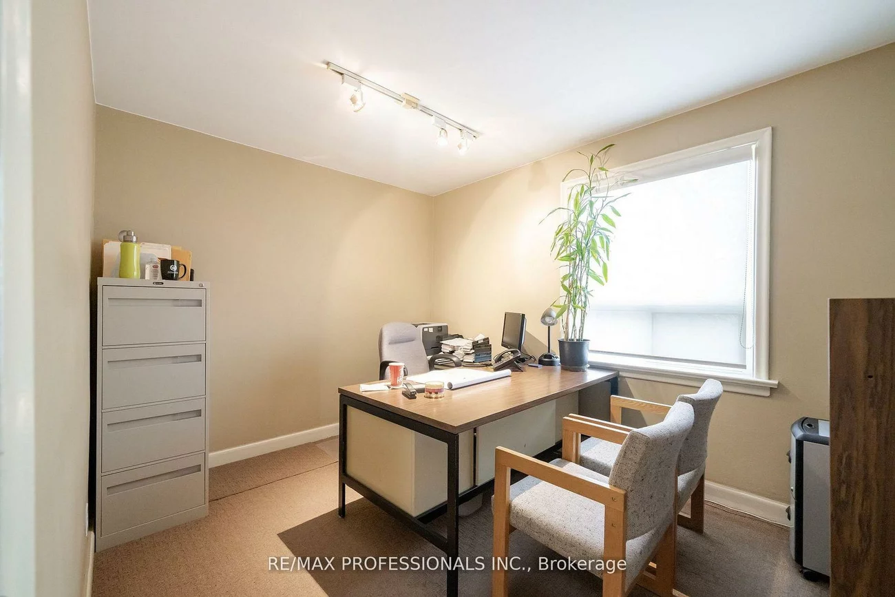 586, Browns, Alderwood, Toronto