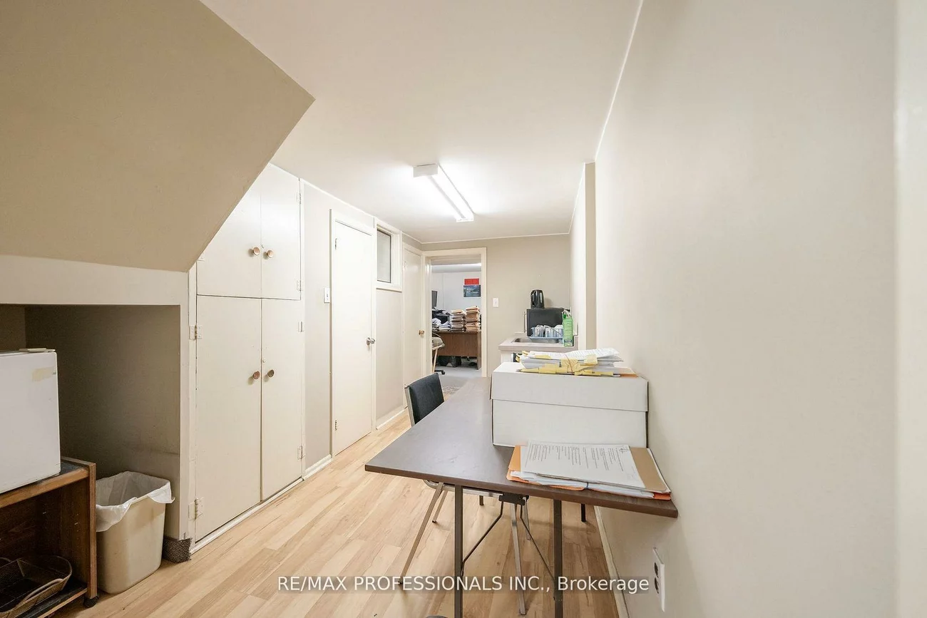 586, Browns, Alderwood, Toronto