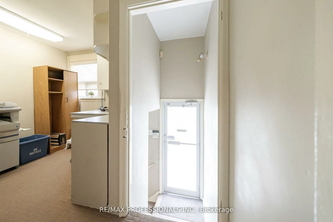 586, Browns, Alderwood, Toronto
