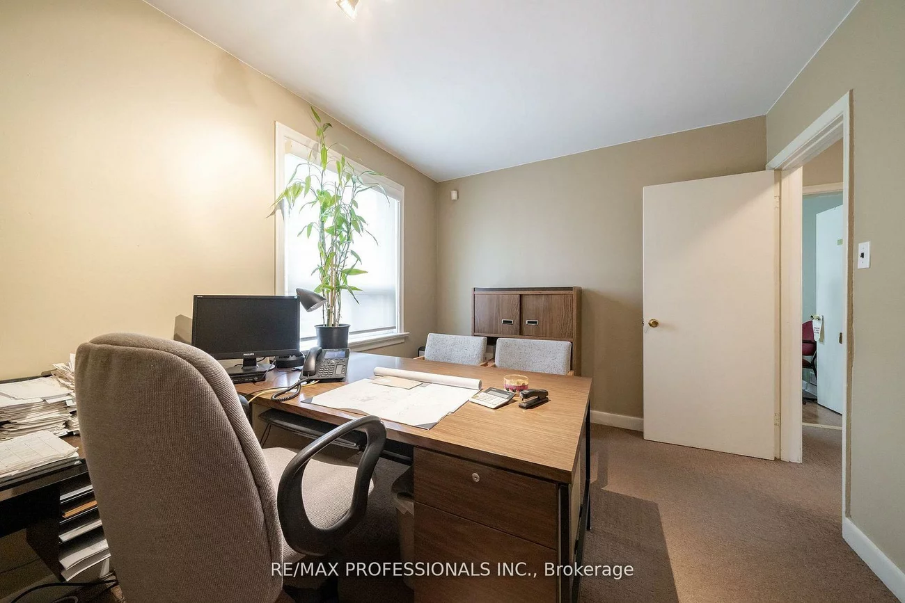 586, Browns, Alderwood, Toronto