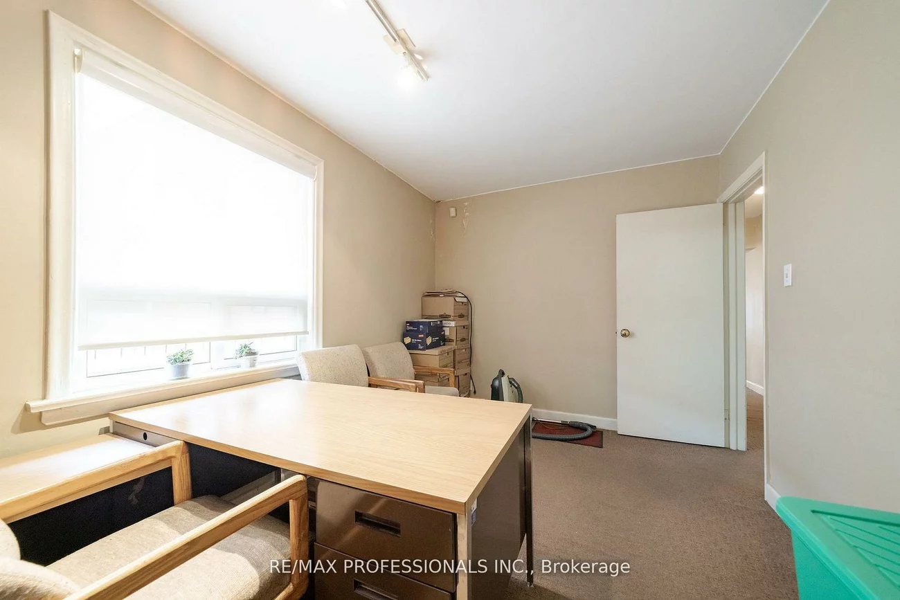 586, Browns, Alderwood, Toronto