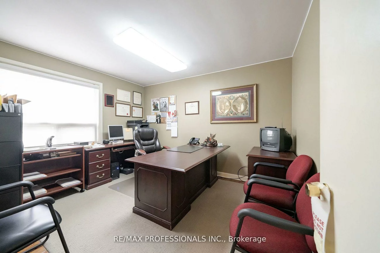 586, Browns, Alderwood, Toronto
