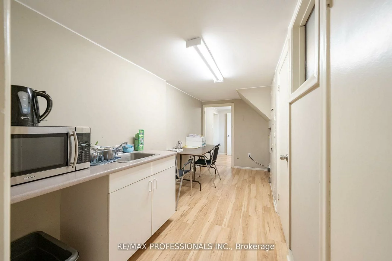 586, Browns, Alderwood, Toronto