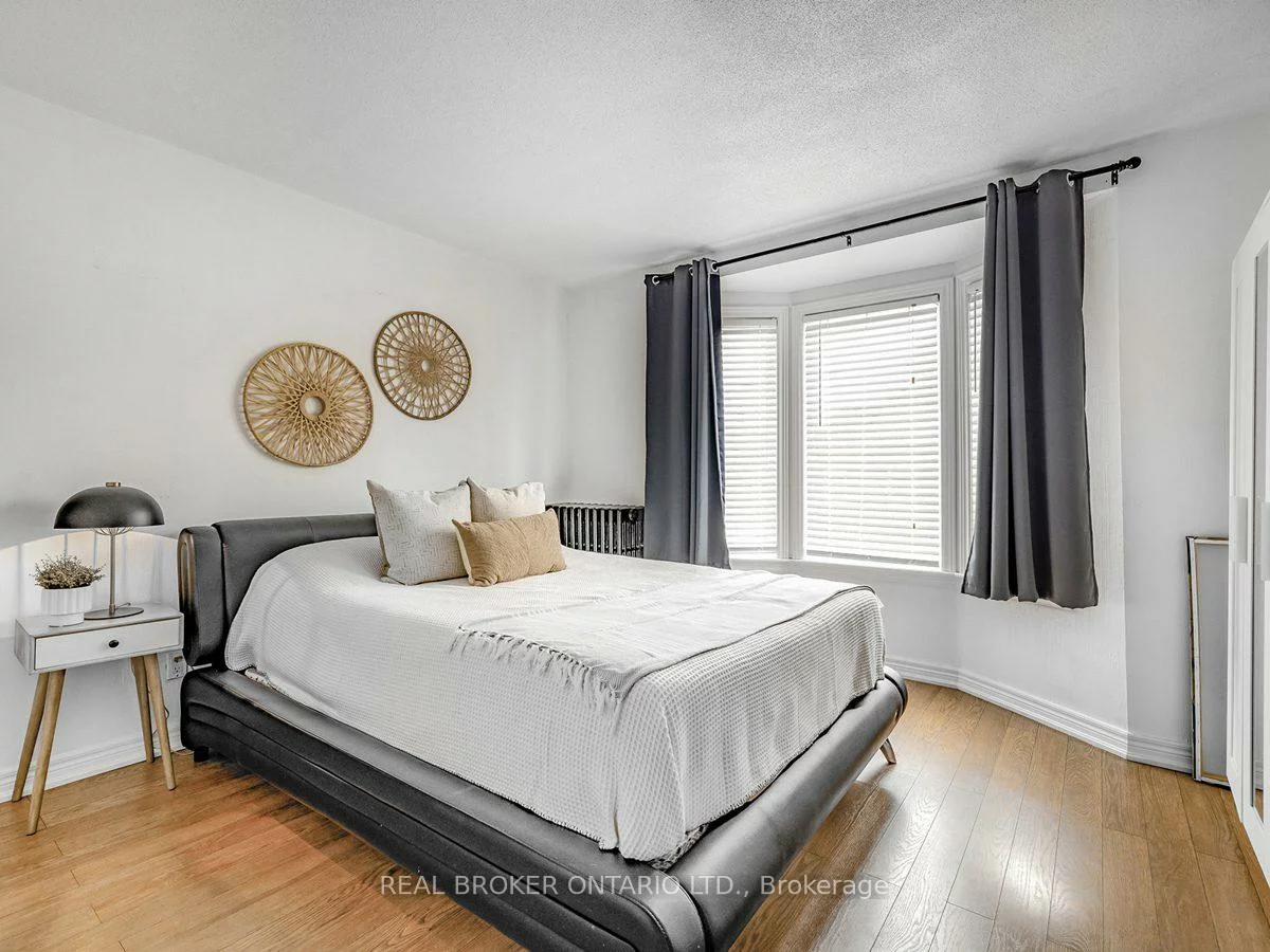 1438A, Dufferin, Dovercourt-Wallace Emerson-Junction, Toronto
