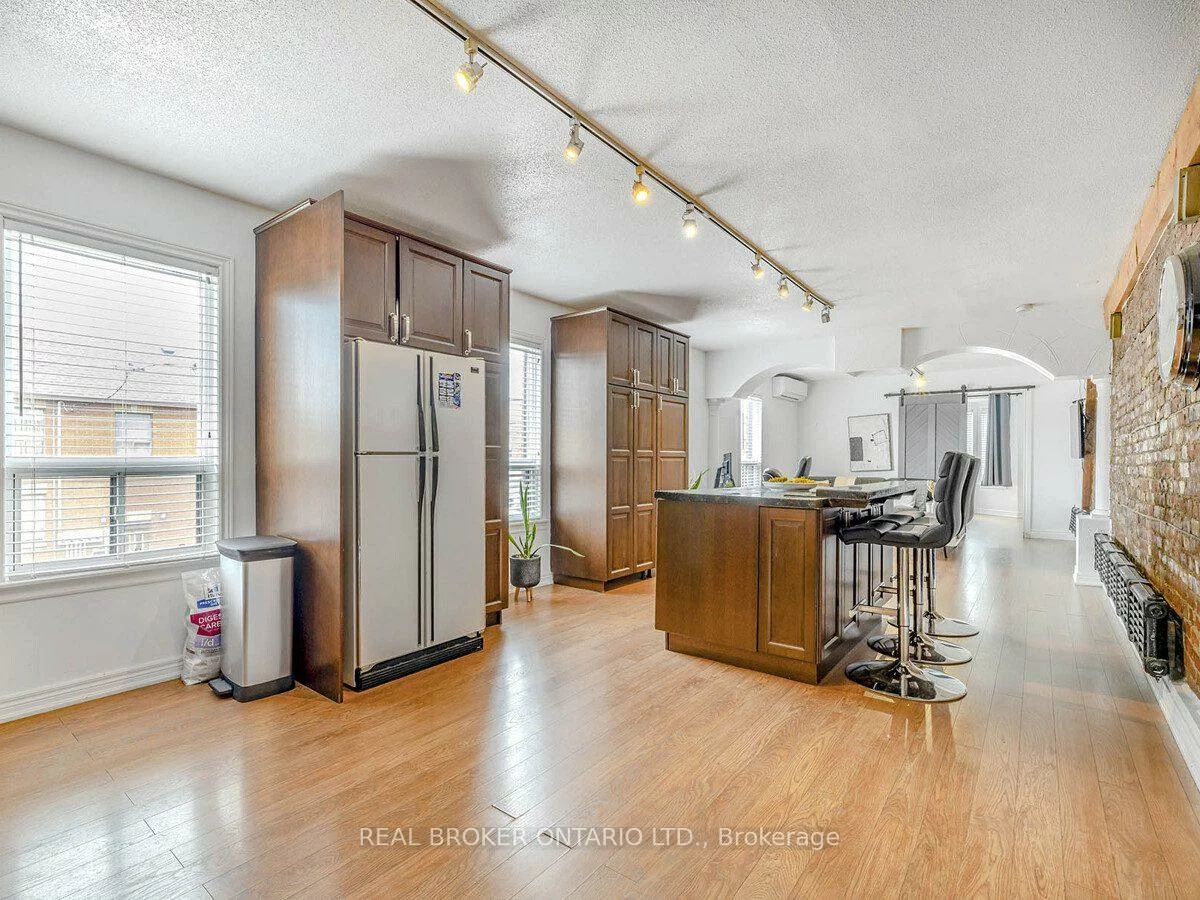1438A, Dufferin, Dovercourt-Wallace Emerson-Junction, Toronto
