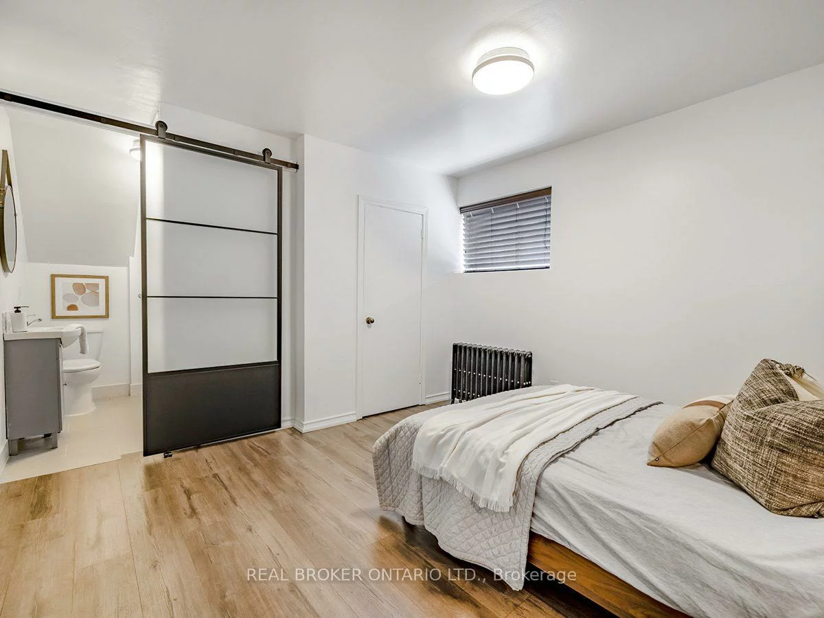 1438A, Dufferin, Dovercourt-Wallace Emerson-Junction, Toronto