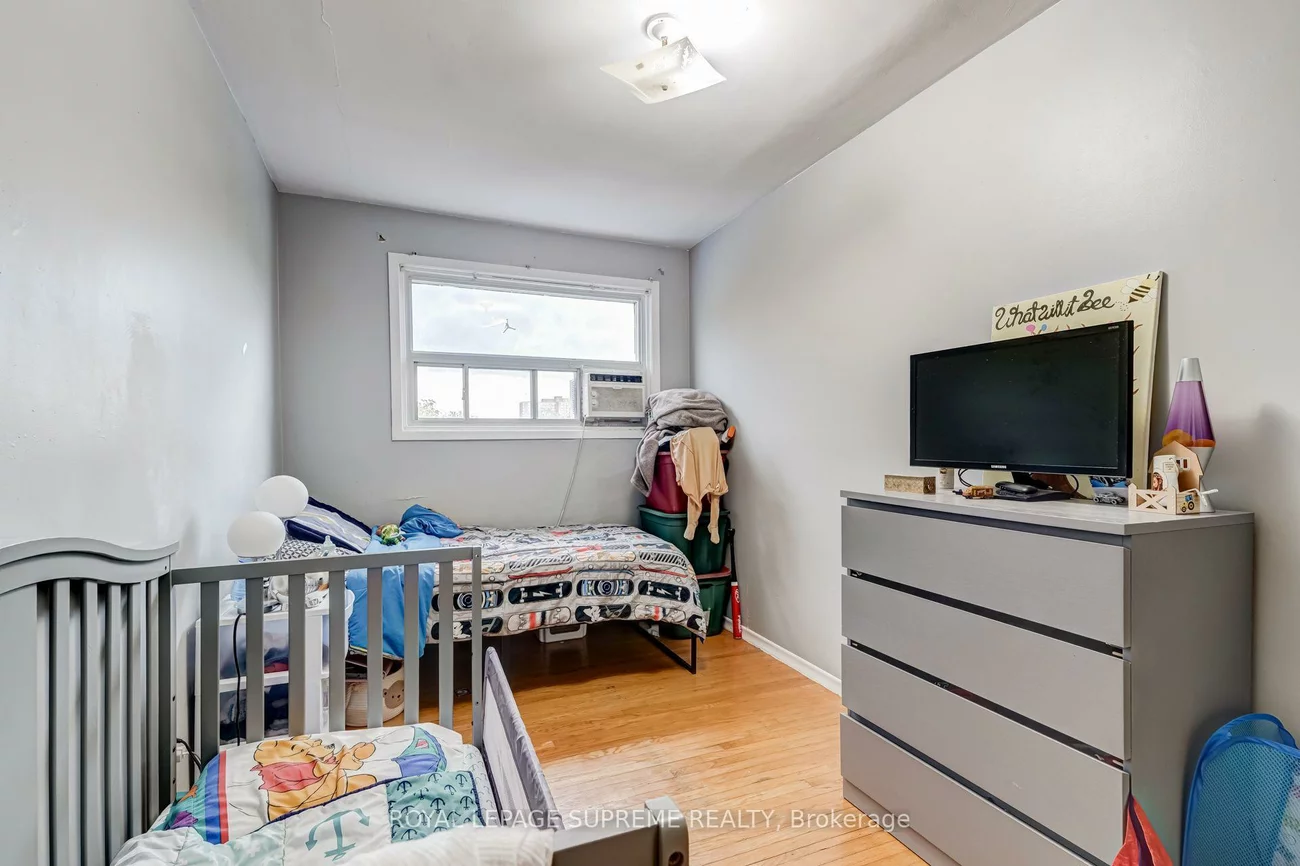 1671, St Clair, Weston-Pellam Park, Toronto