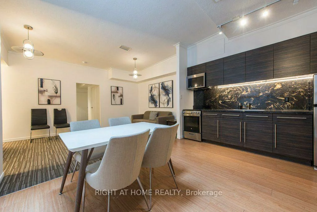 812, Bloor, Dovercourt-Wallace Emerson-Junction, Toronto