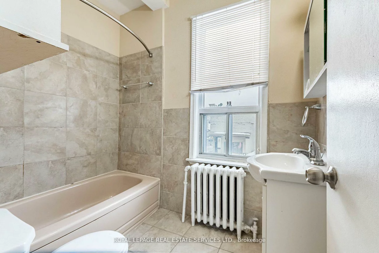1160, Dufferin, Dovercourt-Wallace Emerson-Junction, Toronto