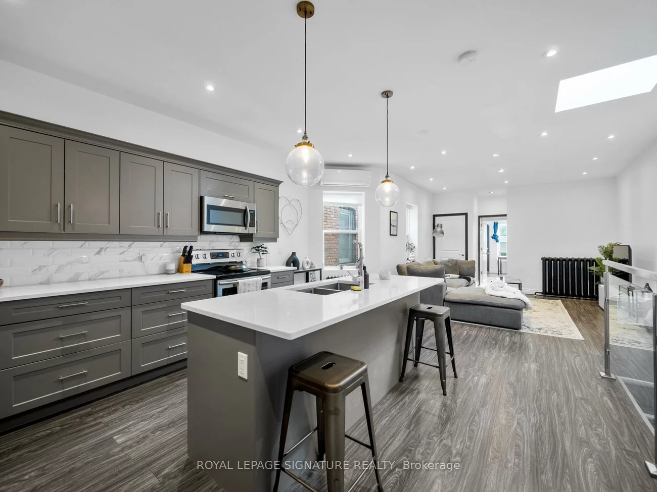 2243, Dundas, High Park-Swansea, Toronto