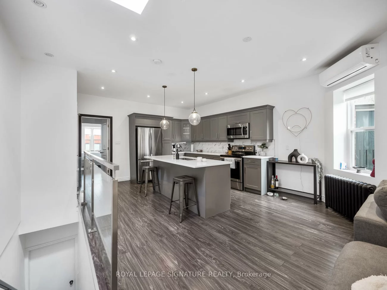 2243, Dundas, High Park-Swansea, Toronto