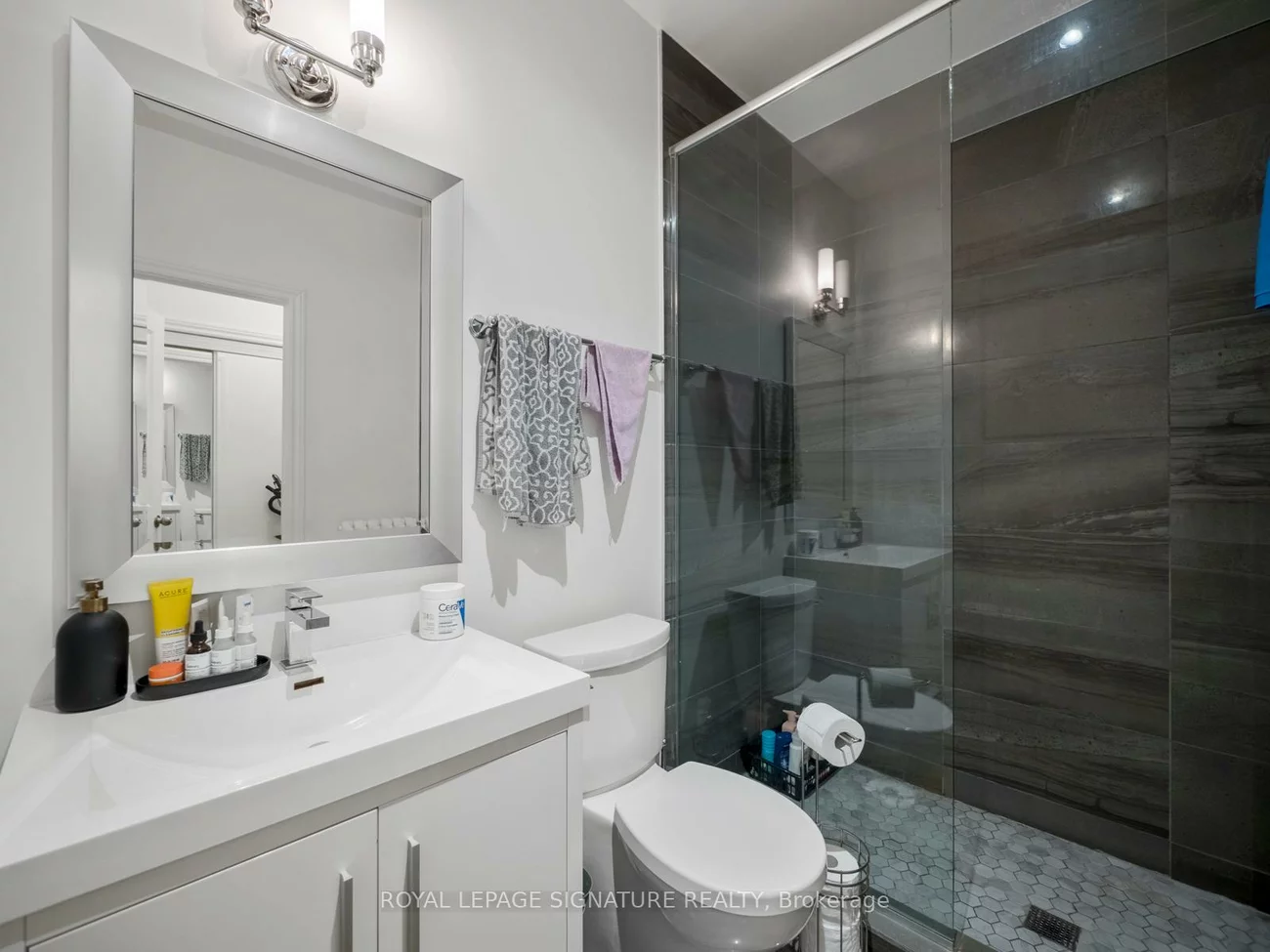2243, Dundas, High Park-Swansea, Toronto