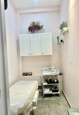 422, Wilson, Downsview-Roding-CFB, Toronto