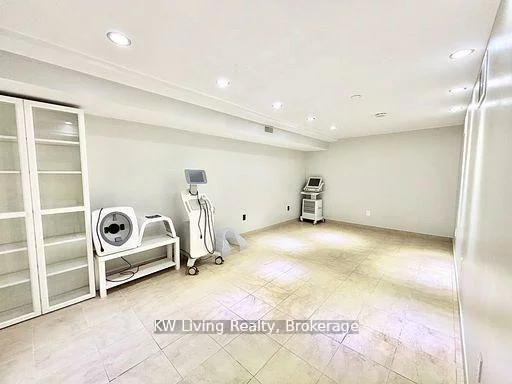 422, Wilson, Downsview-Roding-CFB, Toronto