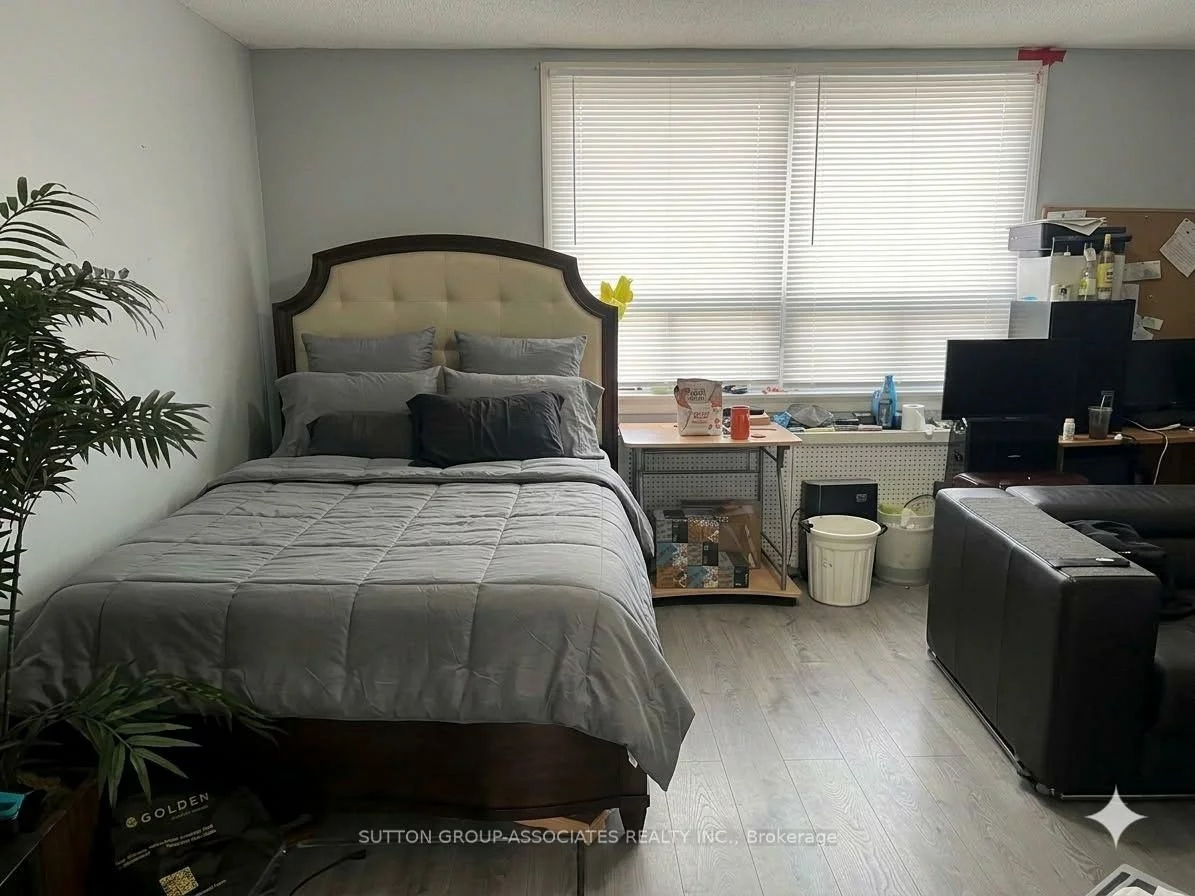 2595, Eglinton, Keelesdale-Eglinton West, Toronto