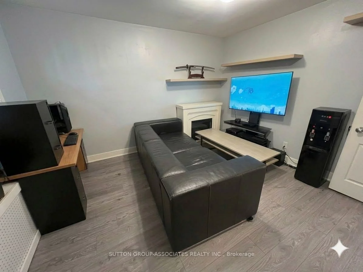 2595, Eglinton, Keelesdale-Eglinton West, Toronto