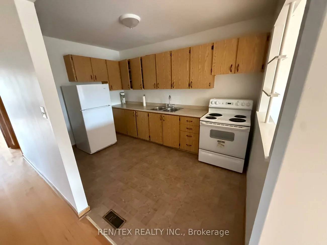 2444, Dufferin, Briar Hill-Belgravia, Toronto
