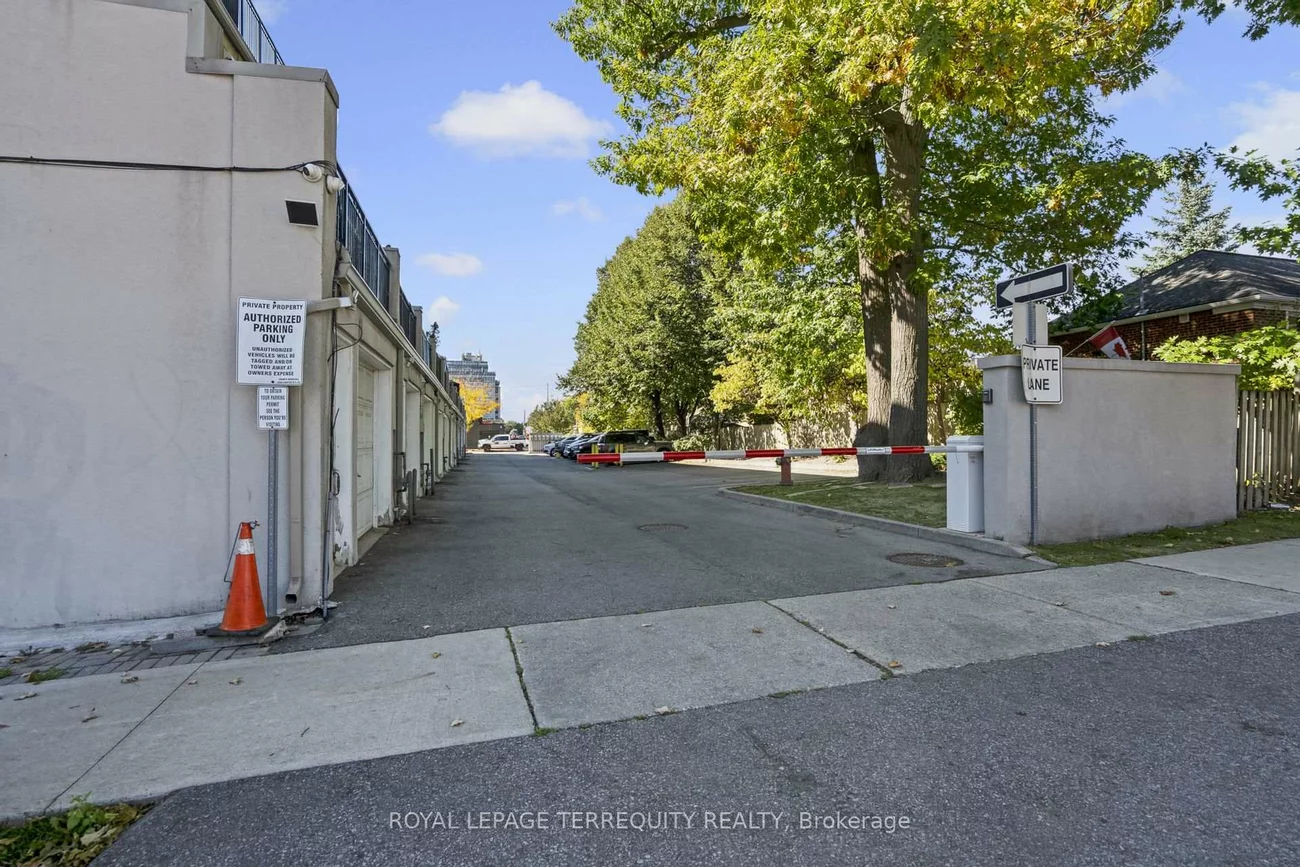 958, The Queensway, Stonegate-Queensway, Toronto