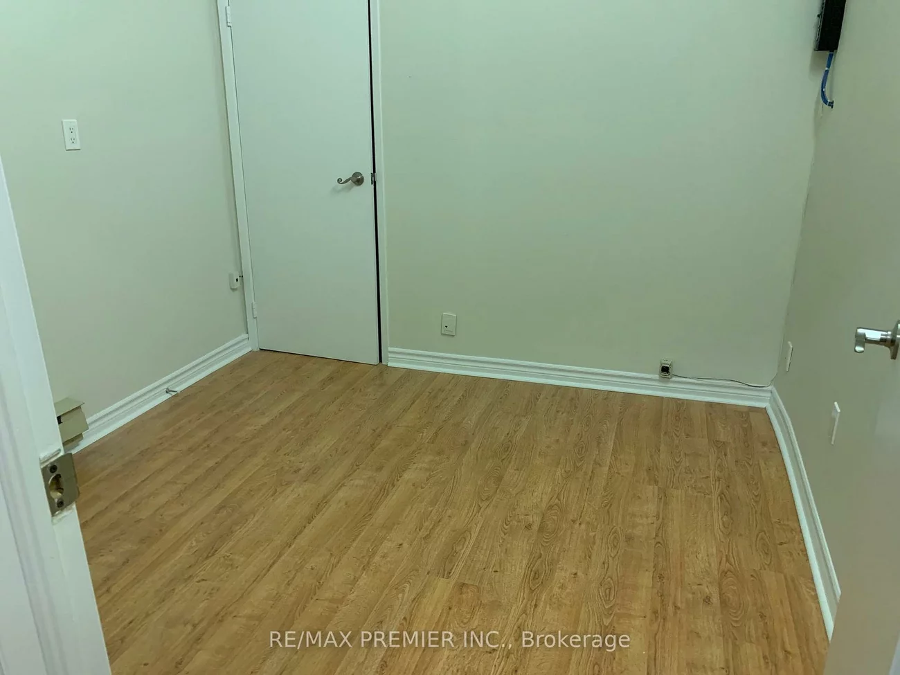 136, Winges, Pine Valley Business Park, Vaughan