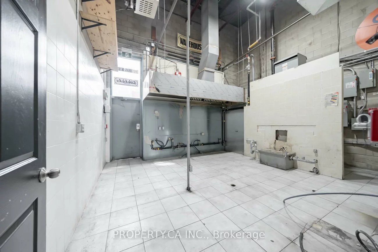 136, Winges, Pine Valley Business Park, Vaughan