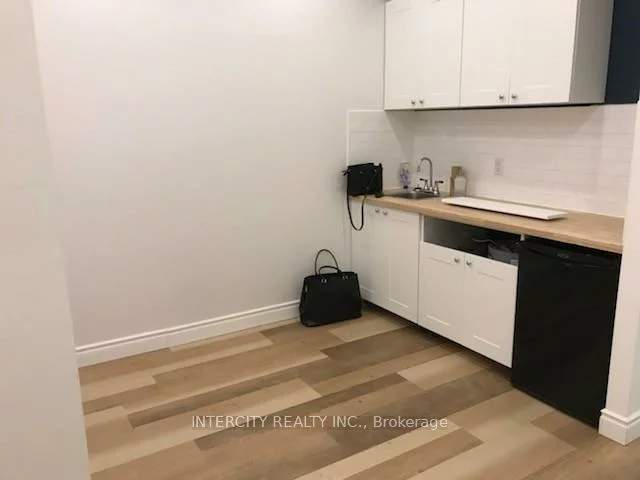 8077, Islington, East Woodbridge, Vaughan