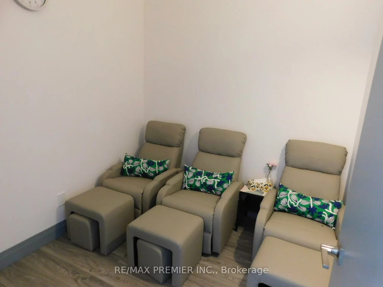 180, Winges, Pine Valley Business Park, Vaughan