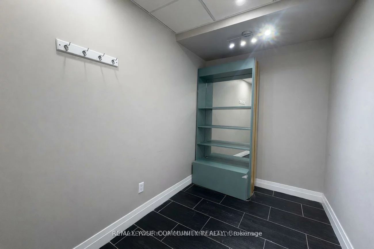 136, Winges, Pine Valley Business Park, Vaughan