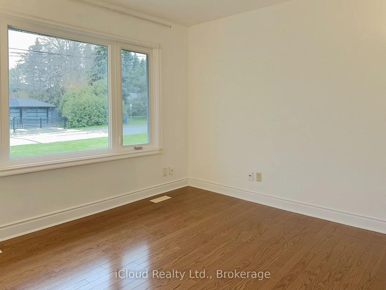 4, Longbridge, Uplands, Vaughan