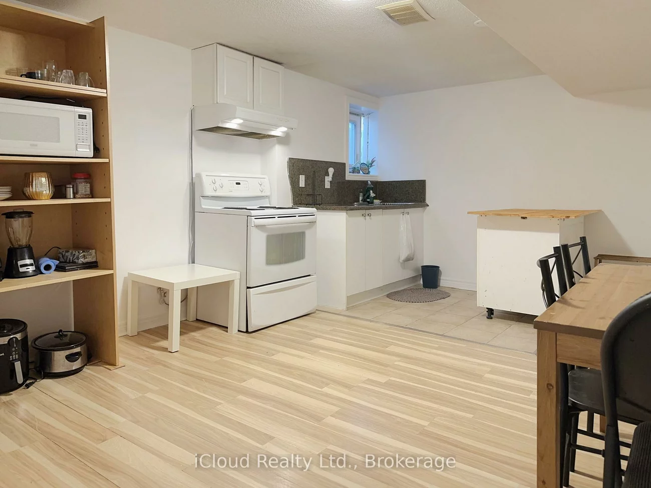 4, Longbridge, Uplands, Vaughan