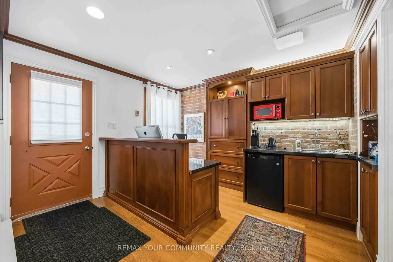 66, Centre, Uplands, Vaughan