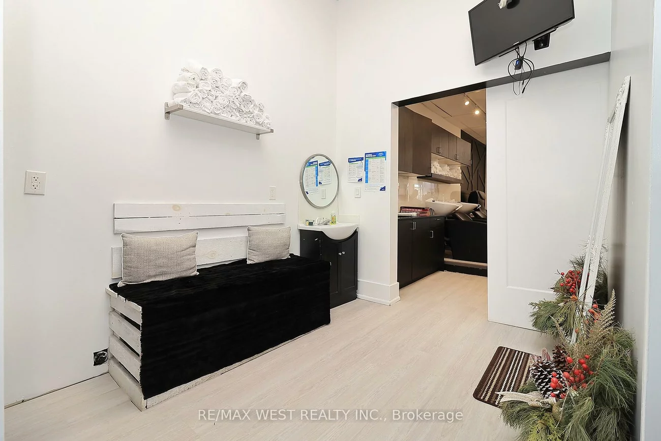 90, Winges, Pine Valley Business Park, Vaughan