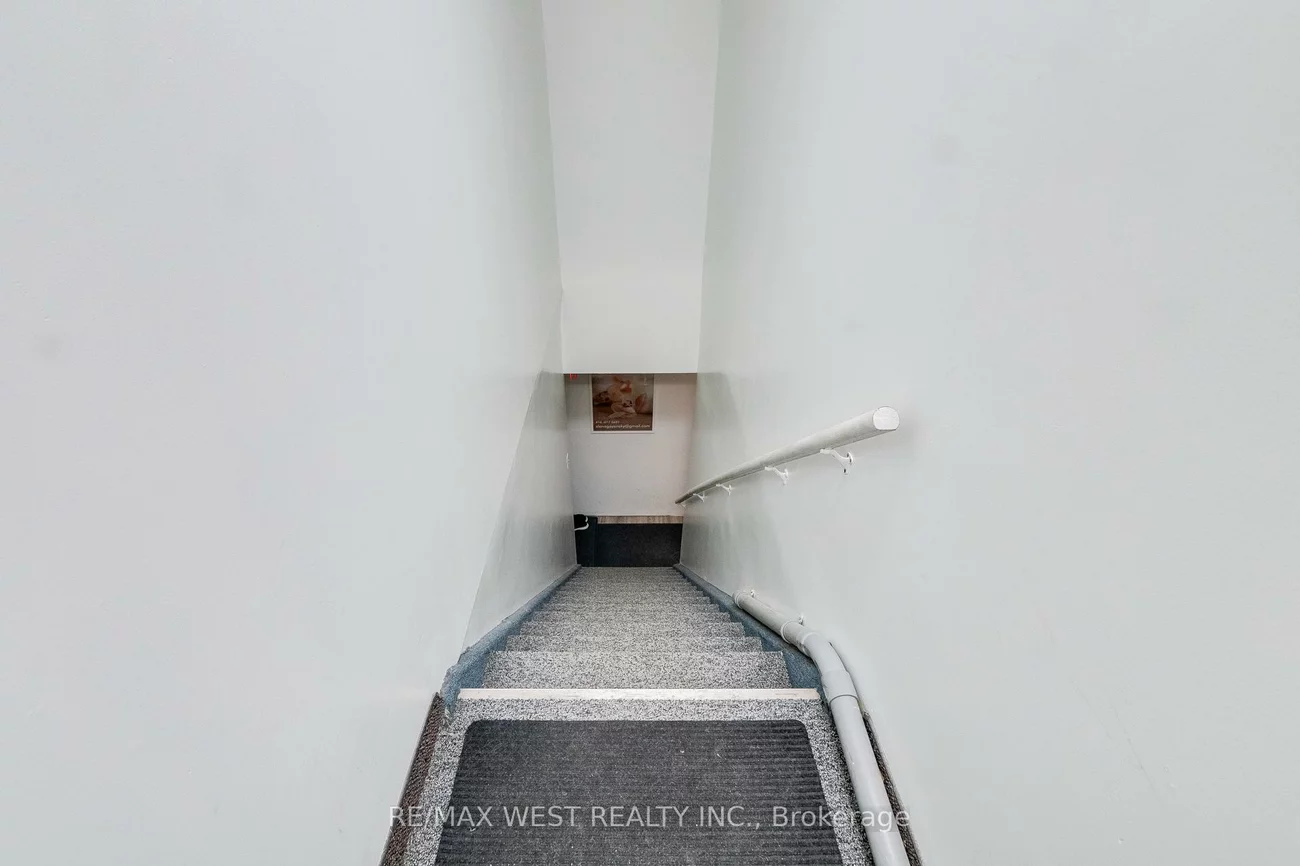 1102, Centre, Beverley Glen, Vaughan