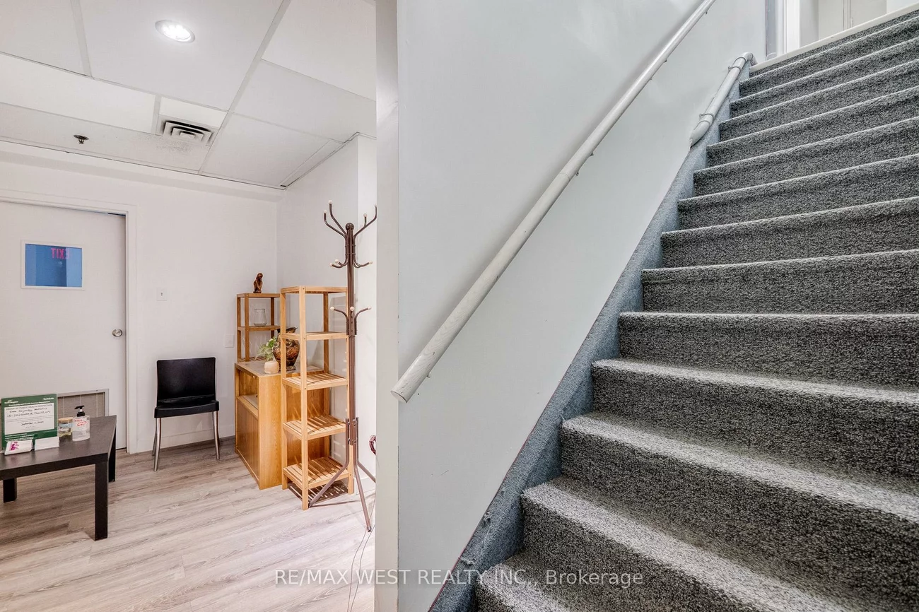 1102, Centre, Beverley Glen, Vaughan