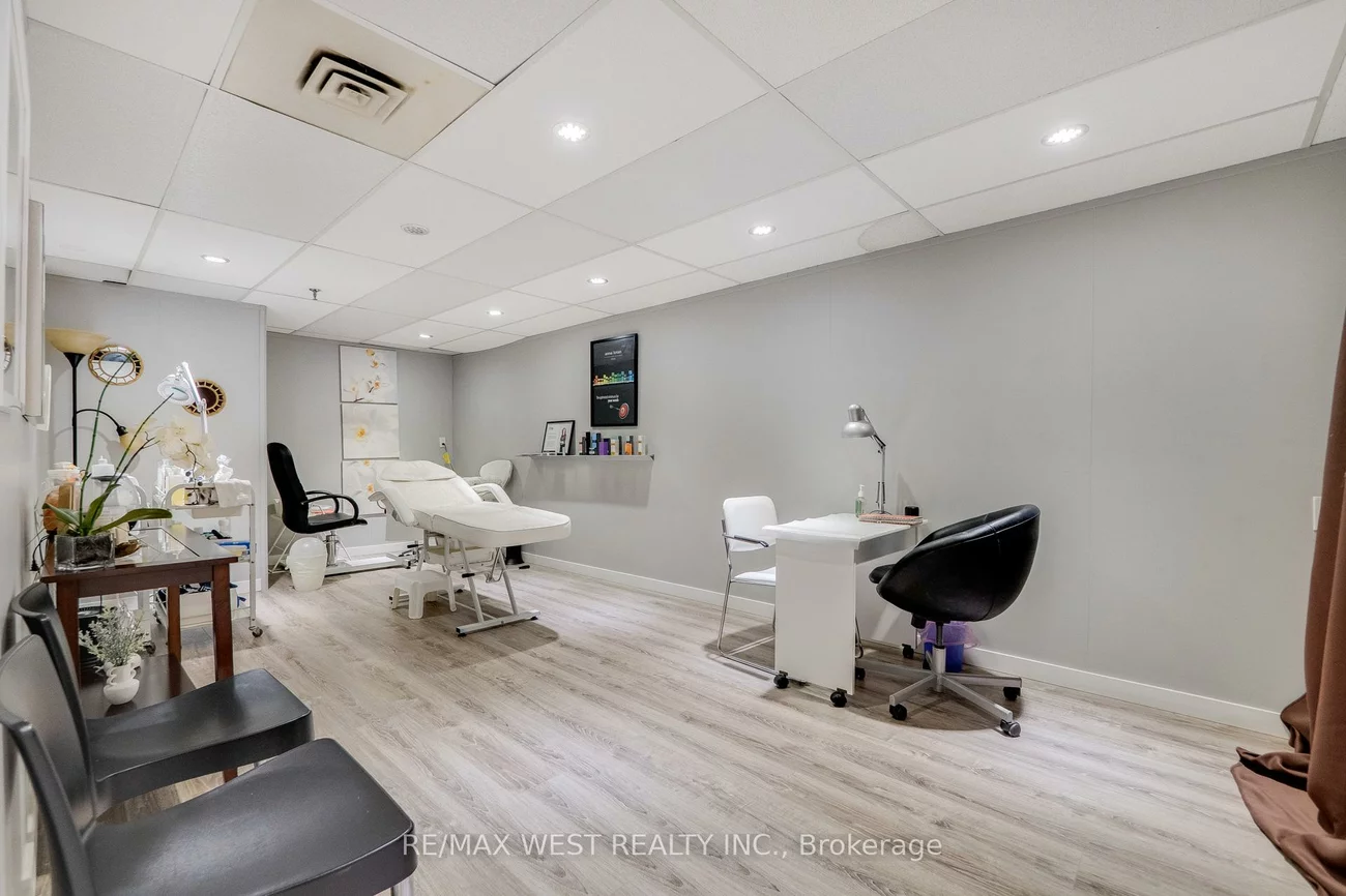 1102, Centre, Beverley Glen, Vaughan