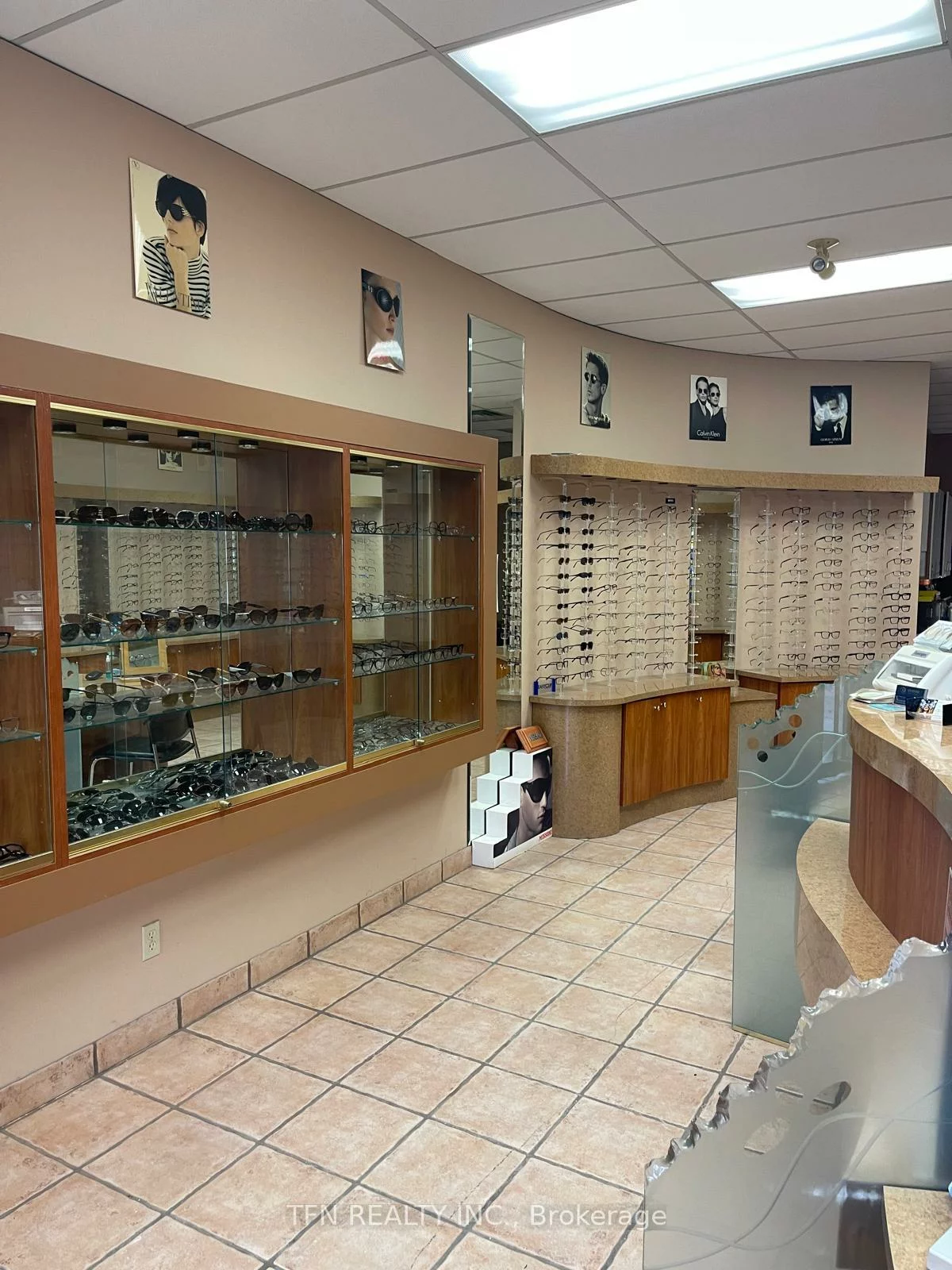 390, Steeles, Crestwood-Springfarm-Yorkhill, Vaughan