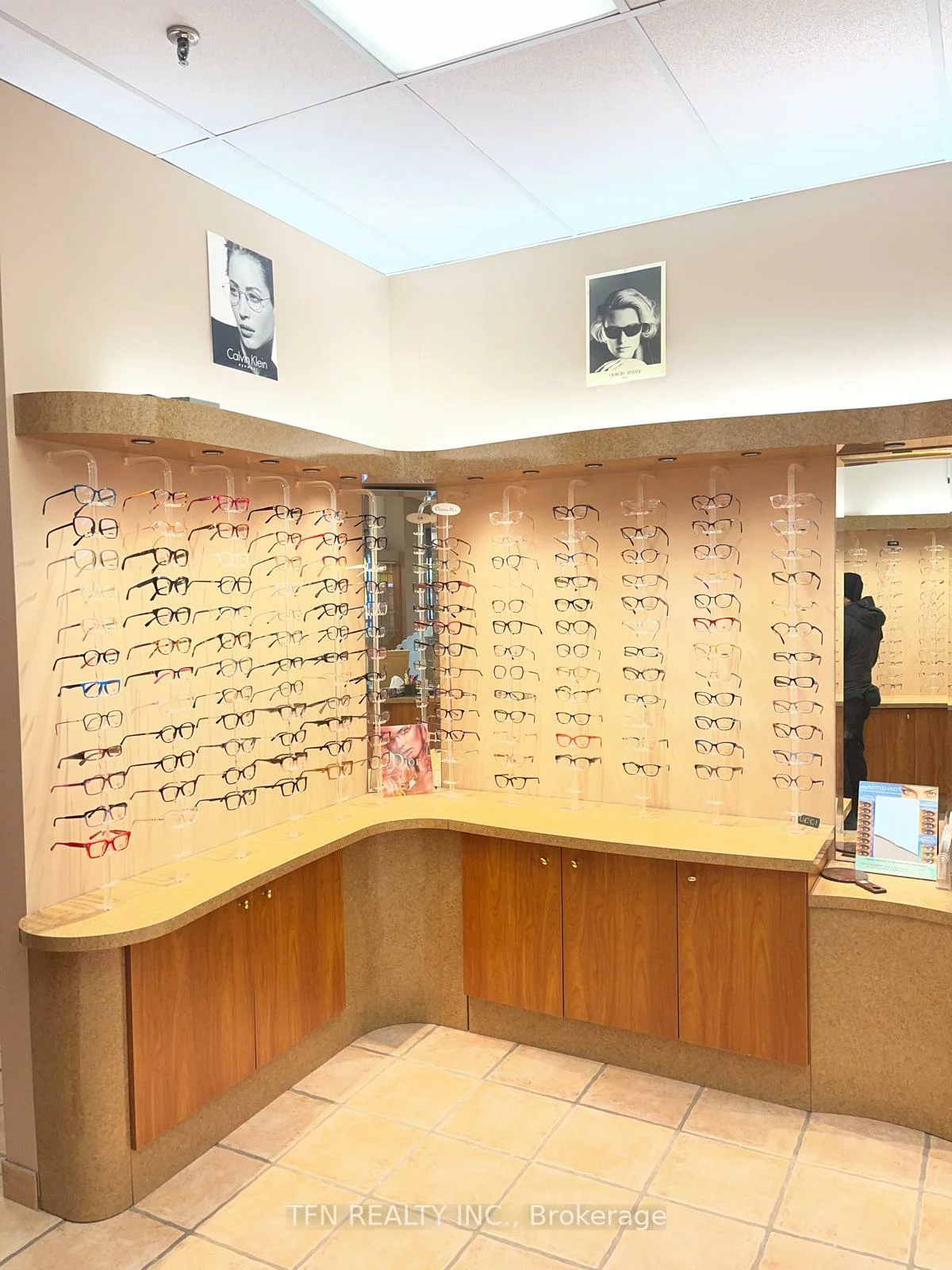 390, Steeles, Crestwood-Springfarm-Yorkhill, Vaughan