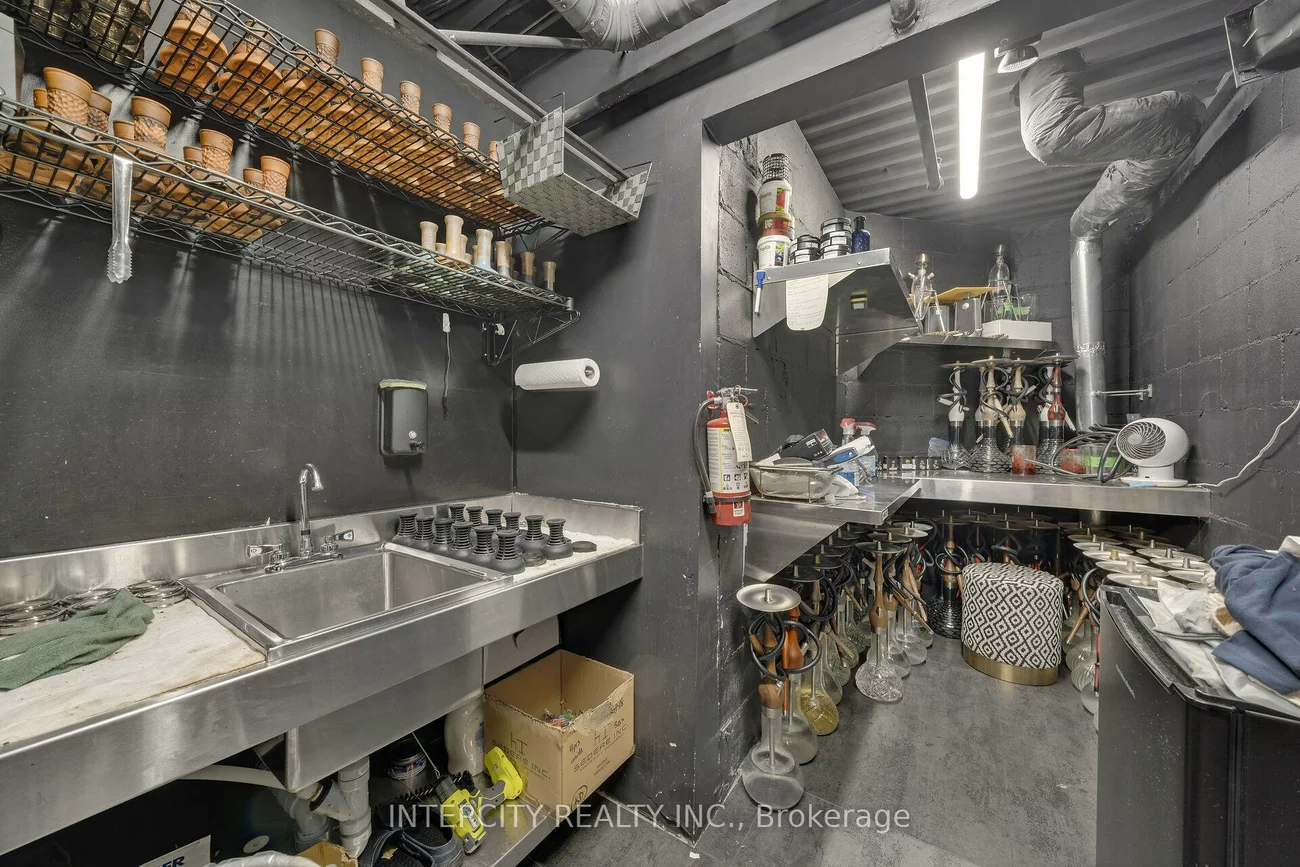 100, Regina, West Woodbridge Industrial Area, Vaughan