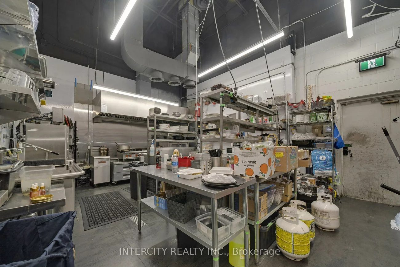 100, Regina, West Woodbridge Industrial Area, Vaughan