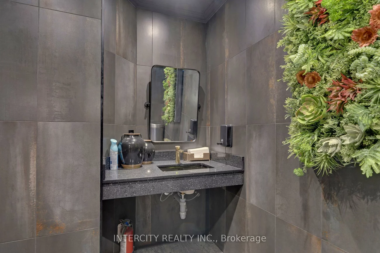 100, Regina, West Woodbridge Industrial Area, Vaughan
