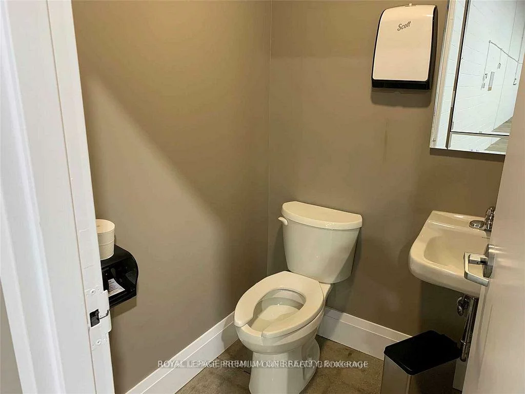 55, Winges, Pine Valley Business Park, Vaughan