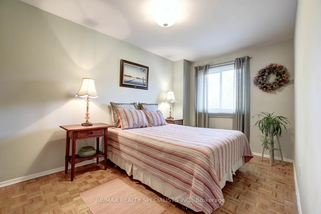 2445 Homelands Dr, Mississauga