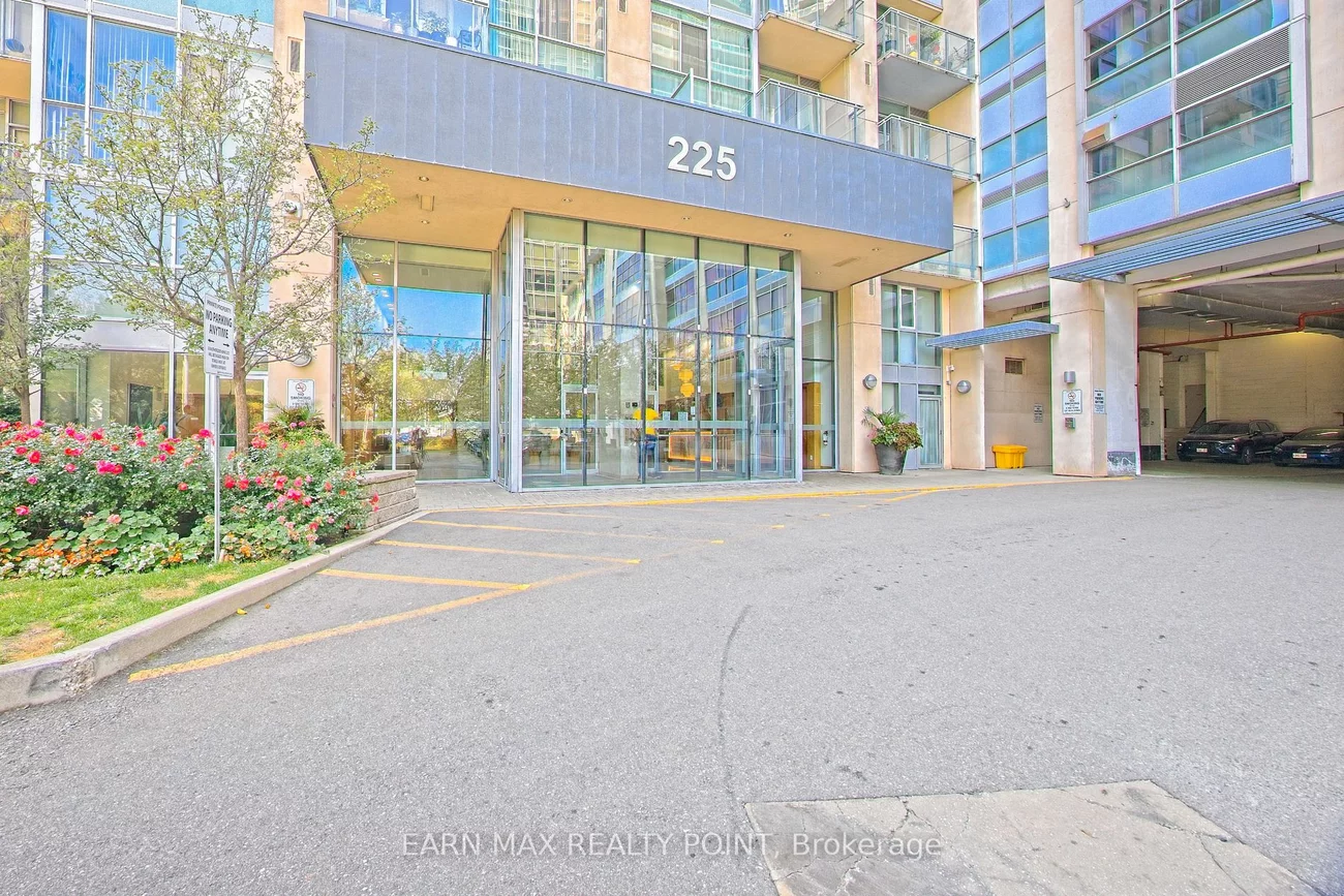 225 Webb Dr, Mississauga