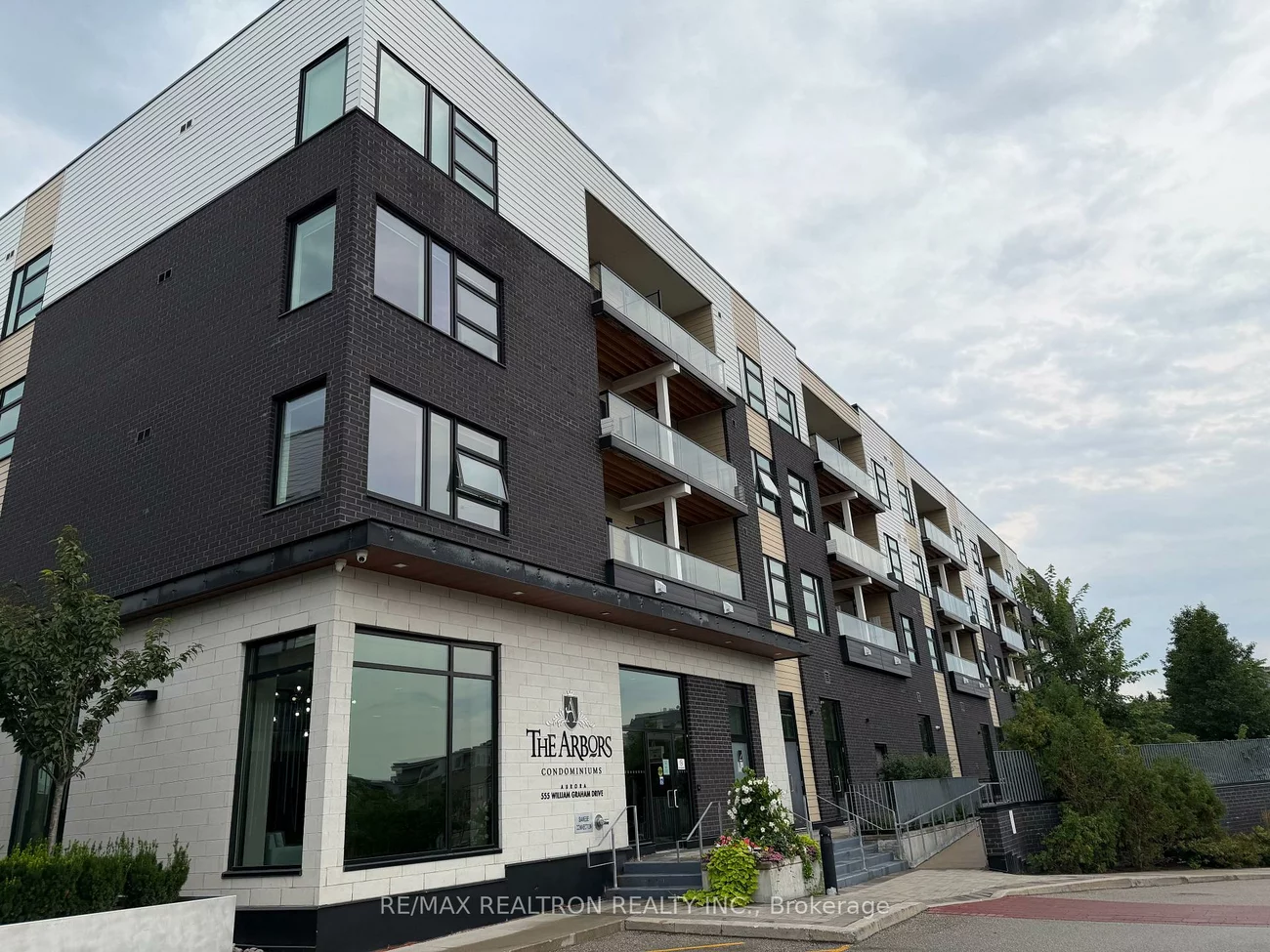 555, William Graham, Bayview Wellington, Aurora